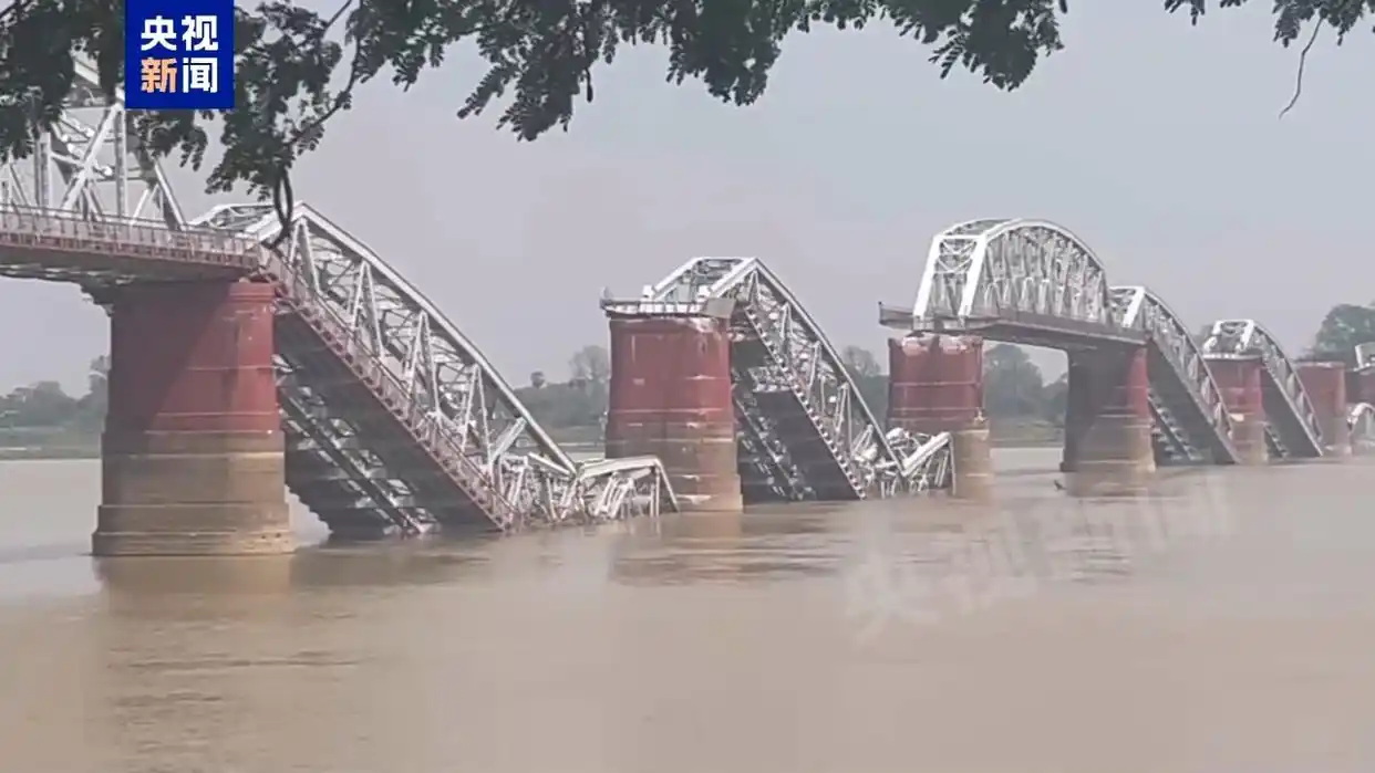 实皆市：阿瓦大桥部分坍塌