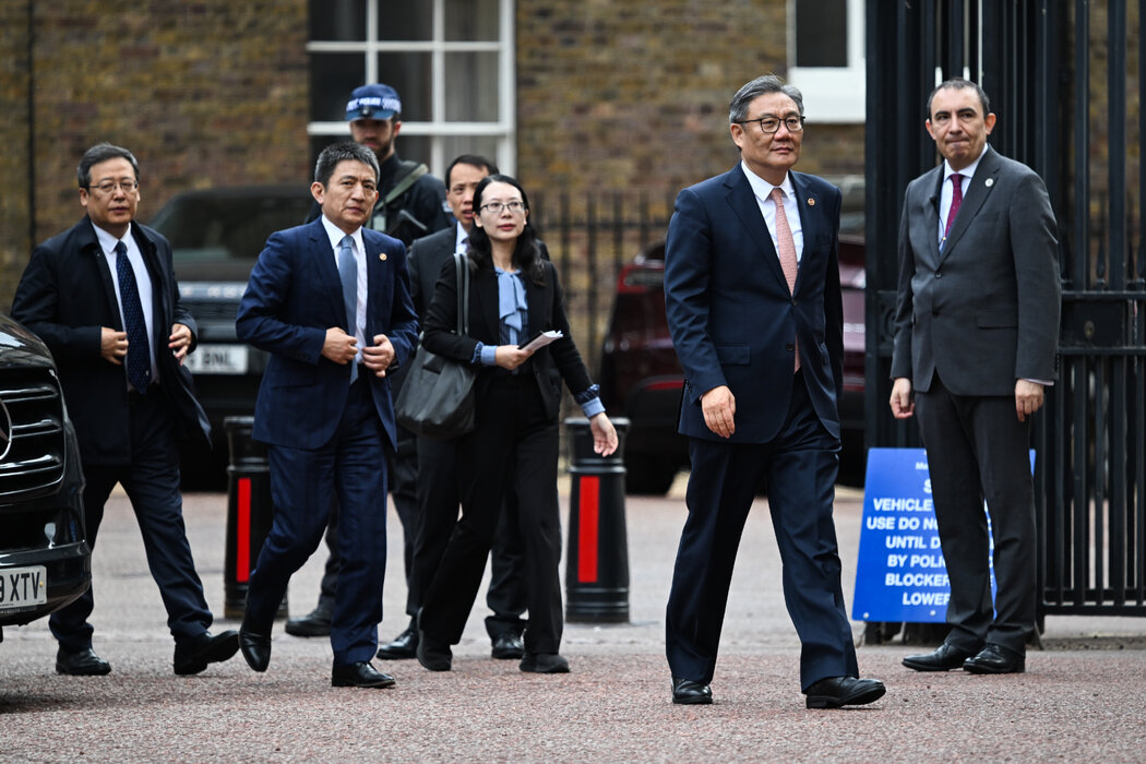 王文涛（右）周二来到伦敦兰卡斯特宫，与美国进行贸易谈判