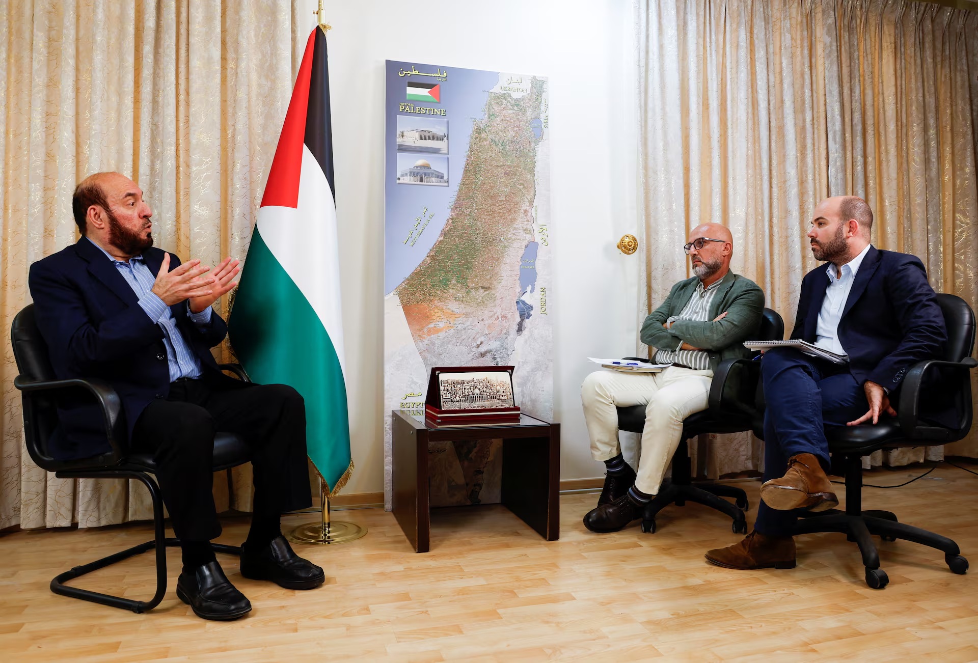 哈马斯高级官员 Mohammed Nazzal 在卡塔尔多哈接受路透社采访